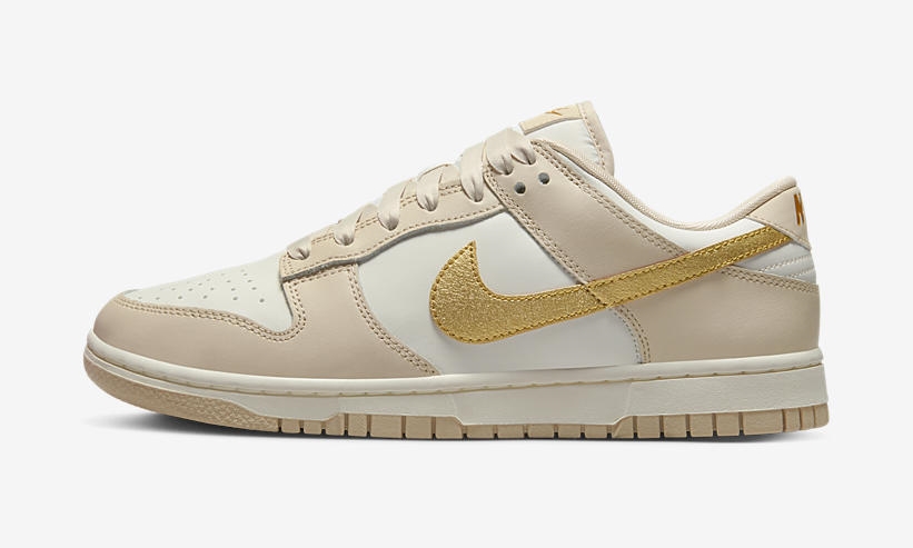 【国内 1/18 発売】ナイキ ダンク ロー “ゴールドスウッシュ/ホワイト” (NIKE DUNK LOW “Gold Swoosh/White”) [DX5930-001]