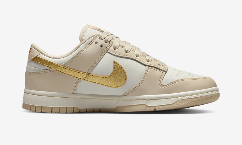 【国内 1/18 発売】ナイキ ダンク ロー “ゴールドスウッシュ/ホワイト” (NIKE DUNK LOW “Gold Swoosh/White”) [DX5930-001]