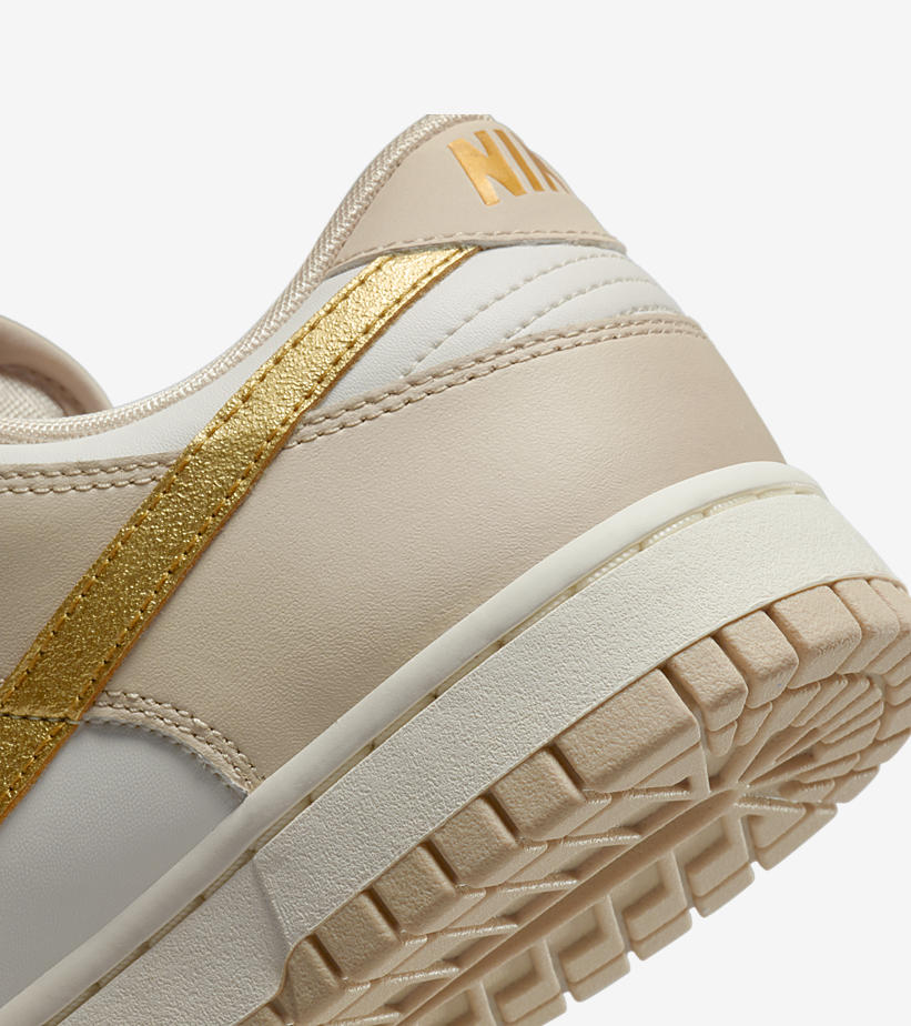 【国内 1/18 発売】ナイキ ダンク ロー “ゴールドスウッシュ/ホワイト” (NIKE DUNK LOW “Gold Swoosh/White”) [DX5930-001]