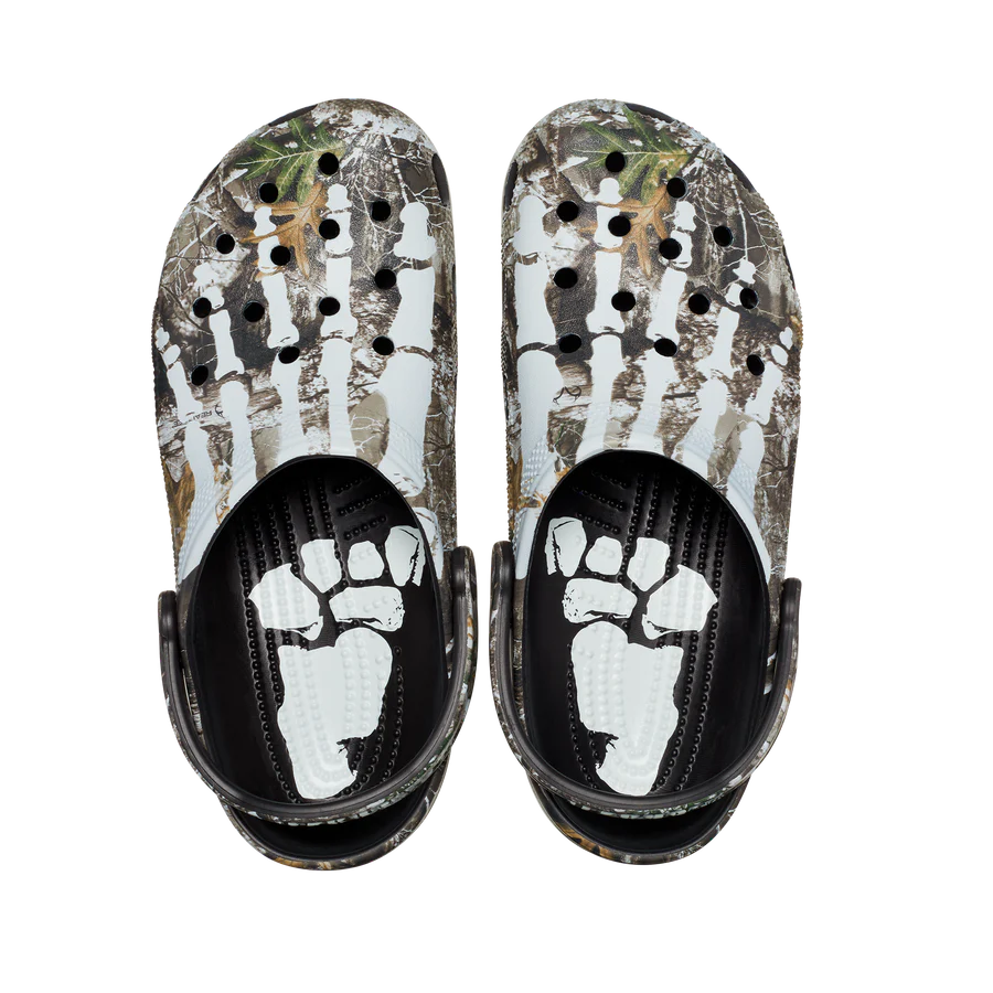 【11/1 発売】PLEASURES x CROCS CLASSIC CLOG “Halloween” (プレジャーズ クロックス クラシック クロッグ “ハロウィン”)