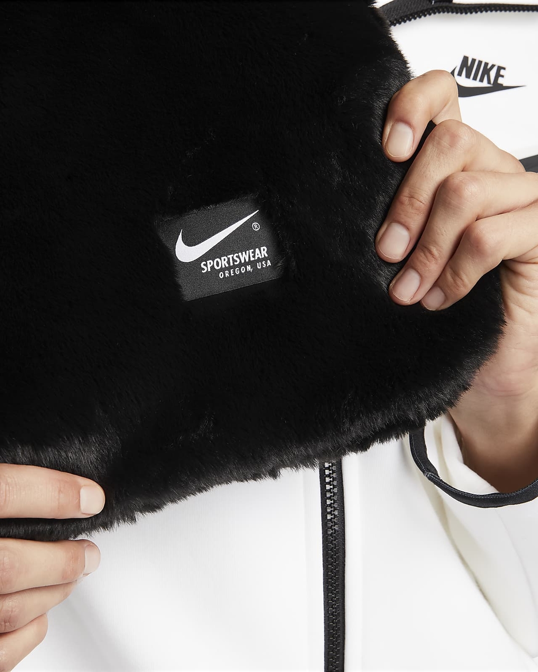 【発売】”ブラック/ホワイト”カラーのNIKE WMNS NSW FAUX FUR BLANKET KRMG (ナイキ ウィメンズ “フェイクファー ブランケット”) [DO3793-010]