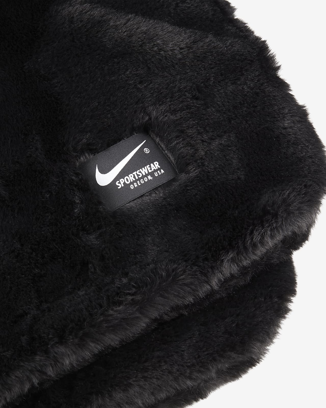 【発売】”ブラック/ホワイト”カラーのNIKE WMNS NSW FAUX FUR BLANKET KRMG (ナイキ ウィメンズ “フェイクファー ブランケット”) [DO3793-010]