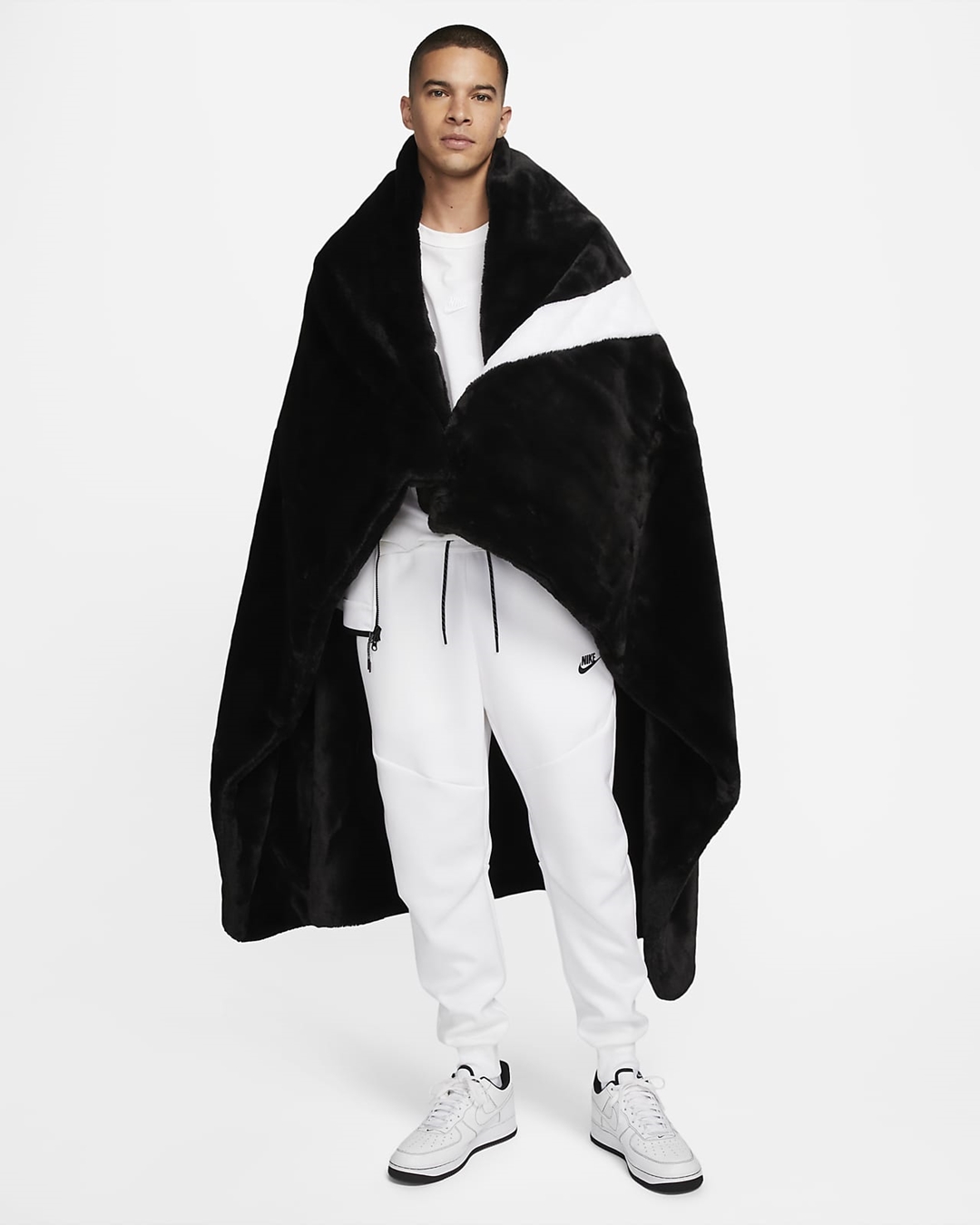 【発売】”ブラック/ホワイト”カラーのNIKE WMNS NSW FAUX FUR BLANKET KRMG (ナイキ ウィメンズ “フェイクファー ブランケット”) [DO3793-010]