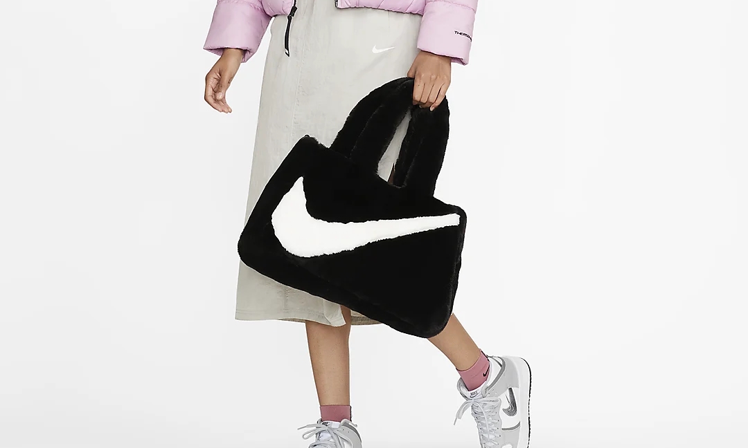 スウッシュを大胆に配置した「ナイキ スポーツウェア フェイクファートート」が発売 (NIKE NSW FAKE FUR TOTE) [DQ5804-010/DQ5804-012/DQ5804-551]