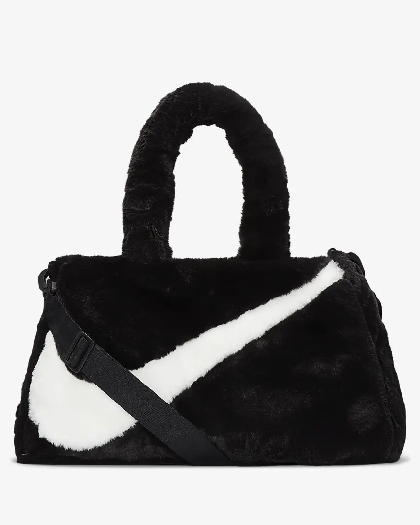 スウッシュを大胆に配置した「ナイキ スポーツウェア フェイクファートート」が発売 (NIKE NSW FAKE FUR TOTE) [DQ5804-010/DQ5804-012/DQ5804-551]