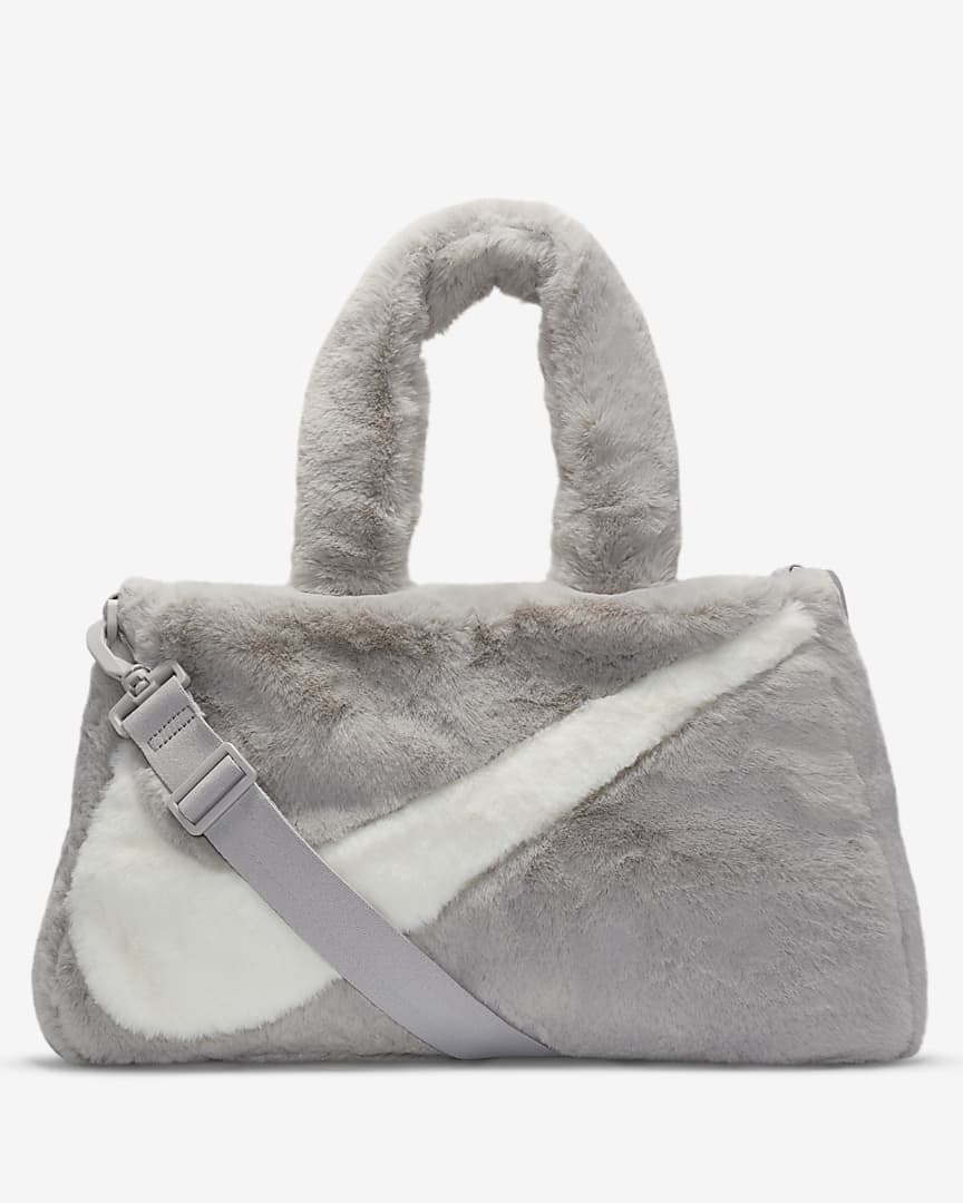 スウッシュを大胆に配置した「ナイキ スポーツウェア フェイクファートート」が発売 (NIKE NSW FAKE FUR TOTE) [DQ5804-010/DQ5804-012/DQ5804-551]