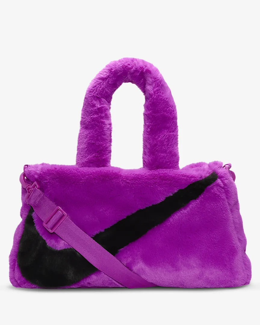 スウッシュを大胆に配置した「ナイキ スポーツウェア フェイクファートート」が発売 (NIKE NSW FAKE FUR TOTE) [DQ5804-010/DQ5804-012/DQ5804-551]