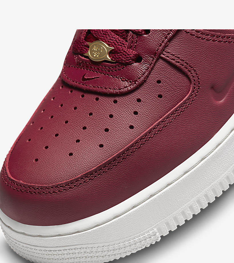 【国内 11/10 発売】ナイキ エア フォース 1 07 ロー プレミアム “レッド” (NIKE AIR FORCE 1 07 LOW PREMIUM “Red”) [DQ7664-600]