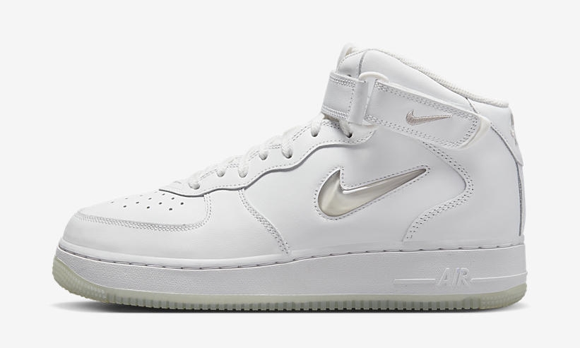 【国内 2/4 発売】ナイキ エア フォース 1 07 ミッド “サミットホワイト/ライトボーン” (NIKE AIR FORCE 1 07 MID “Summit White/Light Bone”) [DZ2672-101]