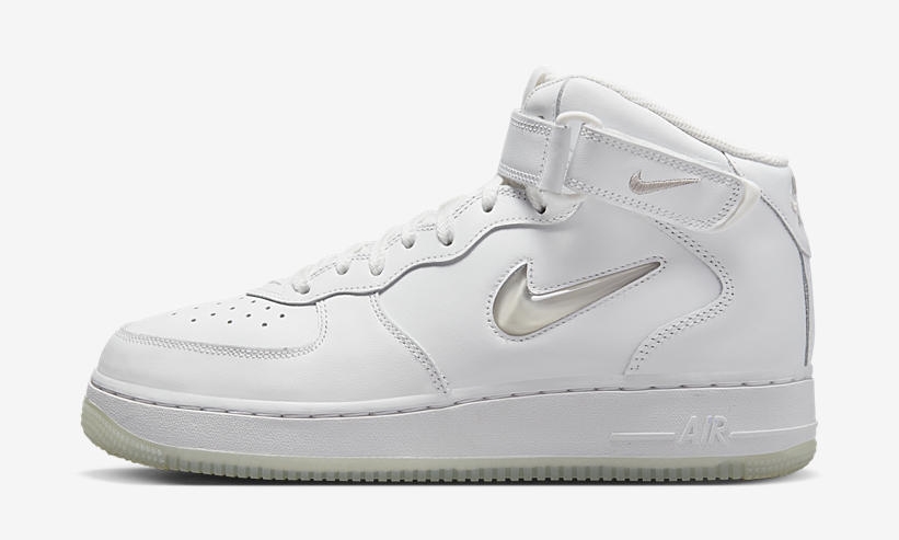 【国内 2/4 発売】ナイキ エア フォース 1 07 ミッド “サミットホワイト/ライトボーン” (NIKE AIR FORCE 1 07 MID “Summit White/Light Bone”) [DZ2672-101]