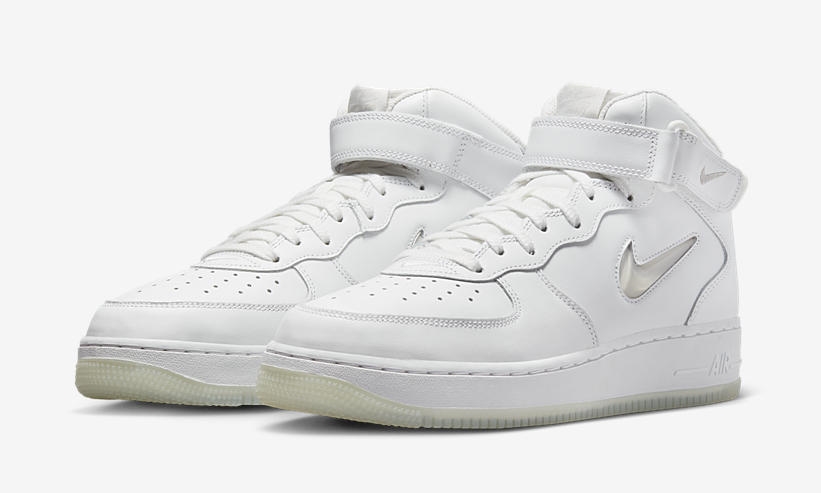 【国内 2/4 発売】ナイキ エア フォース 1 07 ミッド “サミットホワイト/ライトボーン” (NIKE AIR FORCE 1 07 MID “Summit White/Light Bone”) [DZ2672-101]