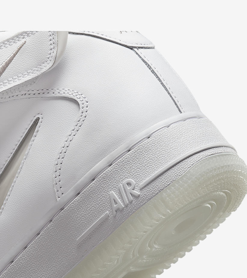 【国内 2/4 発売】ナイキ エア フォース 1 07 ミッド “サミットホワイト/ライトボーン” (NIKE AIR FORCE 1 07 MID “Summit White/Light Bone”) [DZ2672-101]