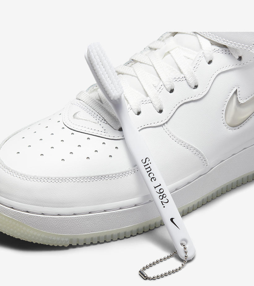 【国内 2/4 発売】ナイキ エア フォース 1 07 ミッド “サミットホワイト/ライトボーン” (NIKE AIR FORCE 1 07 MID “Summit White/Light Bone”) [DZ2672-101]