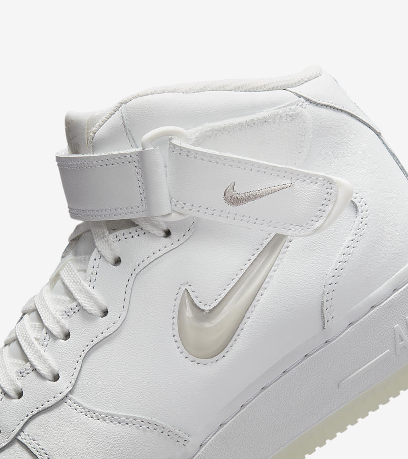 【国内 2/4 発売】ナイキ エア フォース 1 07 ミッド “サミットホワイト/ライトボーン” (NIKE AIR FORCE 1 07 MID “Summit White/Light Bone”) [DZ2672-101]