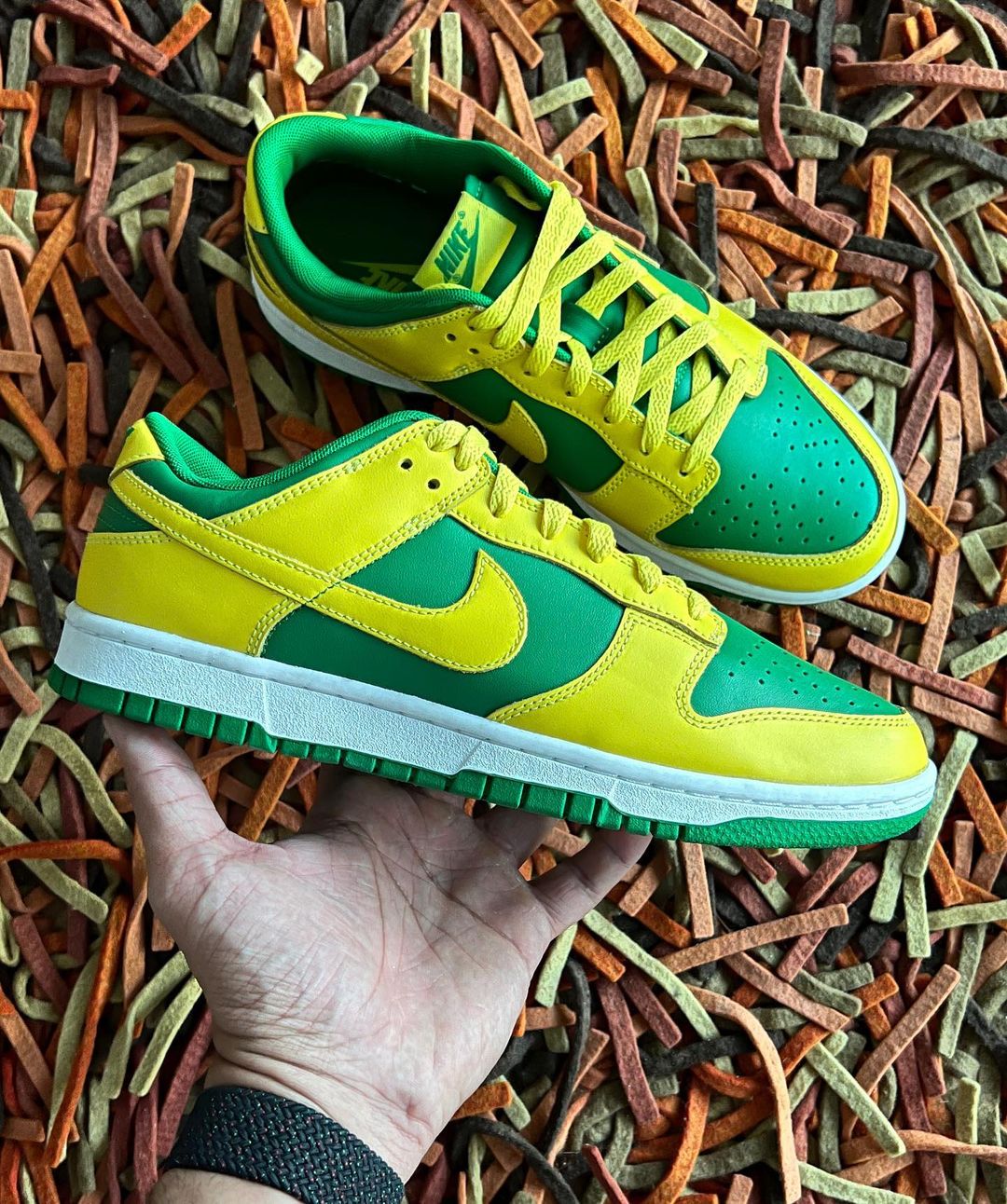 【国内 2/7 発売】ナイキ ダンク ロー レトロ “リバースブラジル (NIKE DUNK LOW RETRO “Reverse Brazil/Apple Green and Yellow Strike”) [DV0833-300]