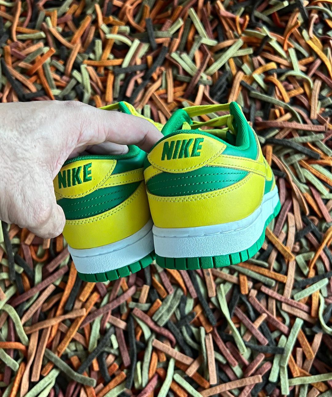 【国内 2/7 発売】ナイキ ダンク ロー レトロ “リバースブラジル (NIKE DUNK LOW RETRO “Reverse Brazil/Apple Green and Yellow Strike”) [DV0833-300]