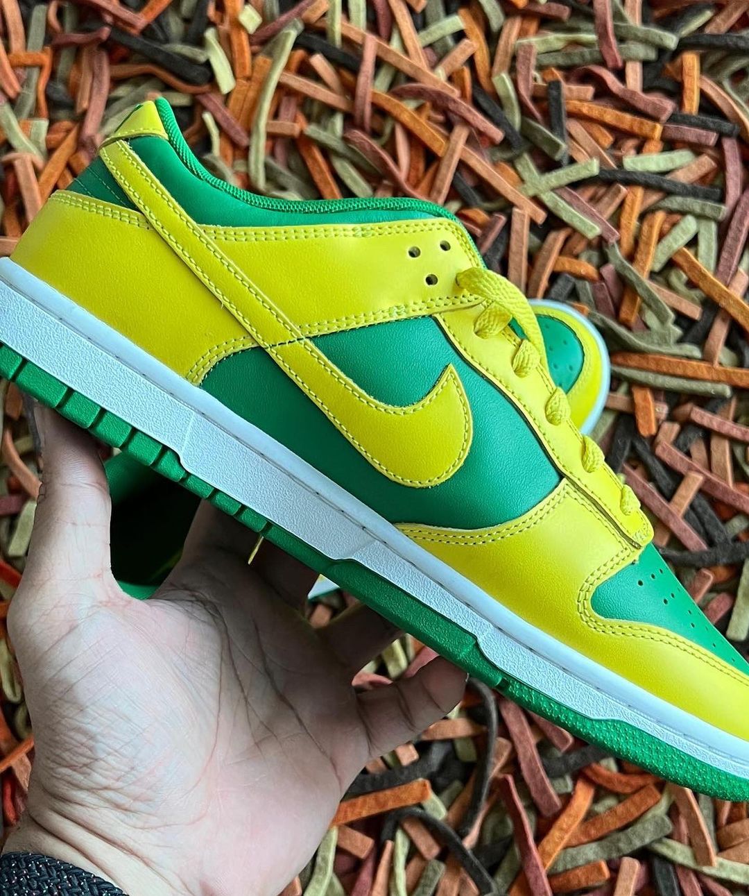 【国内 2/7 発売】ナイキ ダンク ロー レトロ “リバースブラジル (NIKE DUNK LOW RETRO “Reverse Brazil/Apple Green and Yellow Strike”) [DV0833-300]