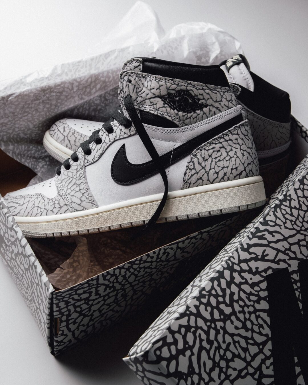 【国内 3/1 発売】ナイキ エア ジョーダン 1 ハイ OG “エレファント/ホワイト/ブラック” (NIKE AIR JORDAN 1 HIGH OG “Elephant/White/Black”) [DZ5485-052]