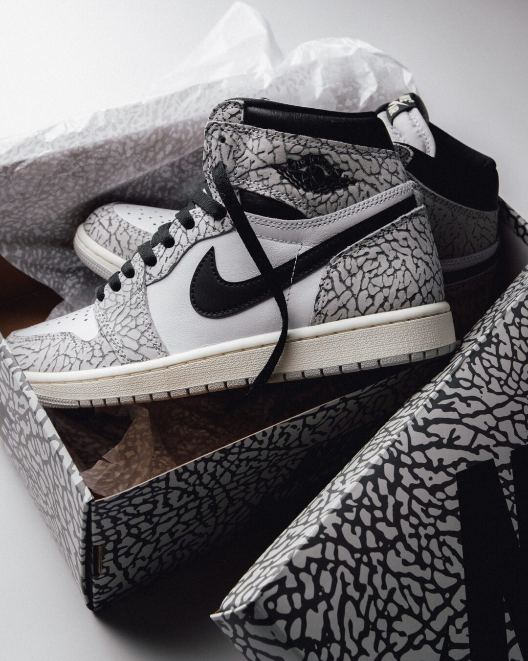 【国内 3/1 発売】ナイキ エア ジョーダン 1 ハイ OG “エレファント/ホワイト/ブラック” (NIKE AIR JORDAN 1 HIGH OG “Elephant/White/Black”) [DZ5485-052]