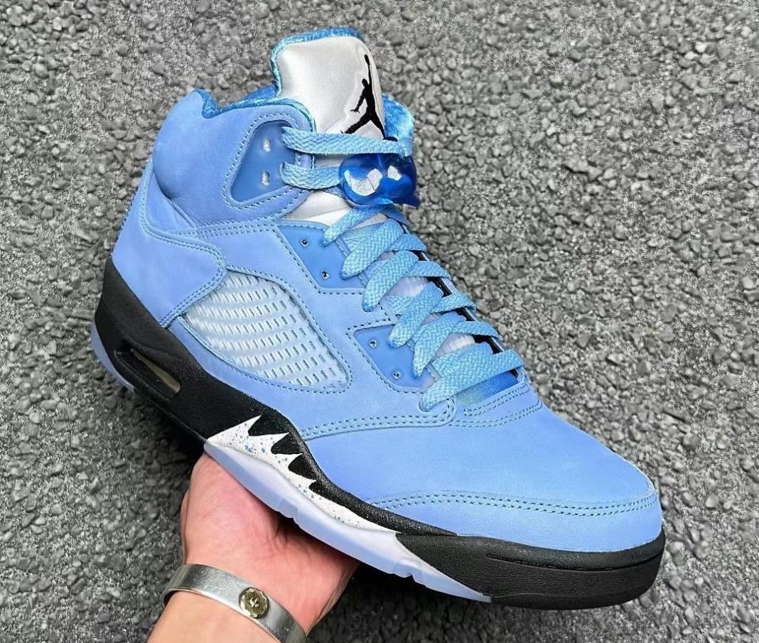 【国内 3/4 発売】ナイキ エア ジョーダン 5 レトロ “UNC/ユニバーシティブルー” (NIKE AIR JORDAN 5 RETRO “UNC/University Blue”) [DV1310-401]