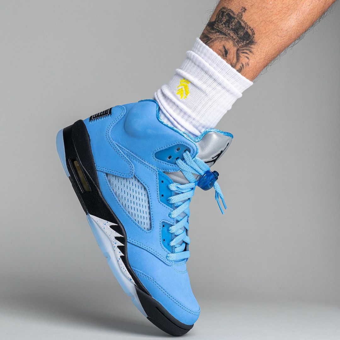 【国内 3/4 発売】ナイキ エア ジョーダン 5 レトロ “UNC/ユニバーシティブルー” (NIKE AIR JORDAN 5 RETRO “UNC/University Blue”) [DV1310-401]