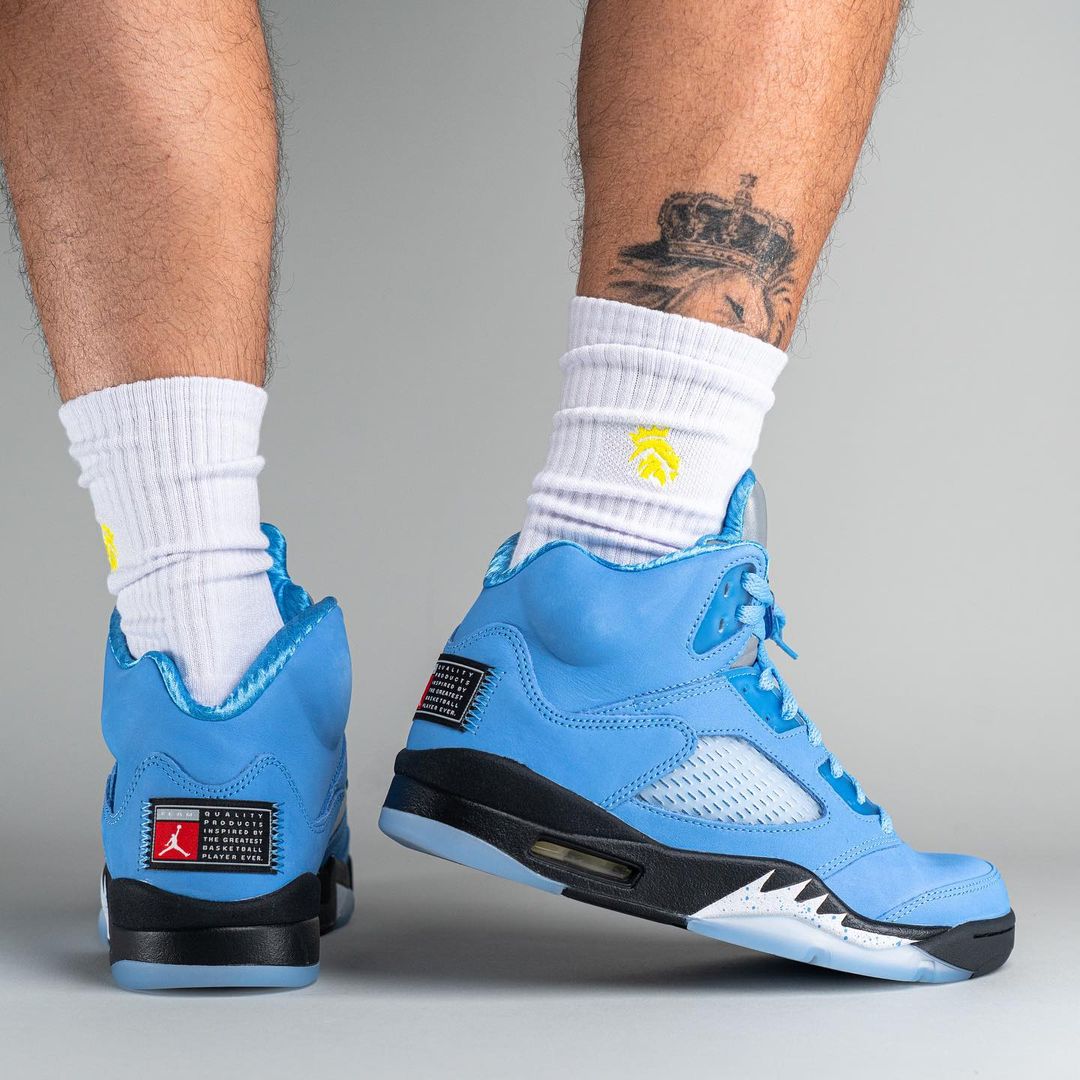 【国内 3/4 発売】ナイキ エア ジョーダン 5 レトロ “UNC/ユニバーシティブルー” (NIKE AIR JORDAN 5 RETRO “UNC/University Blue”) [DV1310-401]