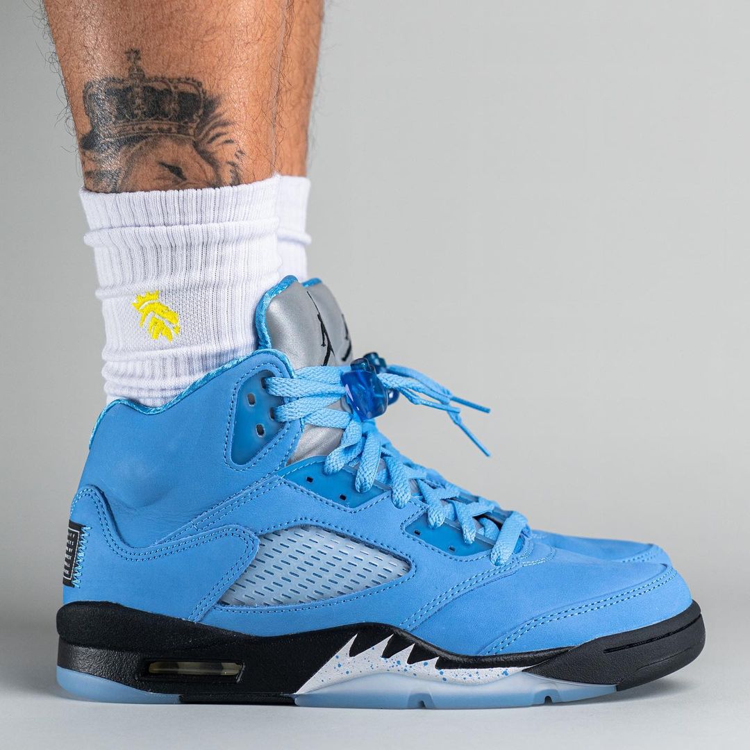 【国内 3/4 発売】ナイキ エア ジョーダン 5 レトロ “UNC/ユニバーシティブルー” (NIKE AIR JORDAN 5 RETRO “UNC/University Blue”) [DV1310-401]