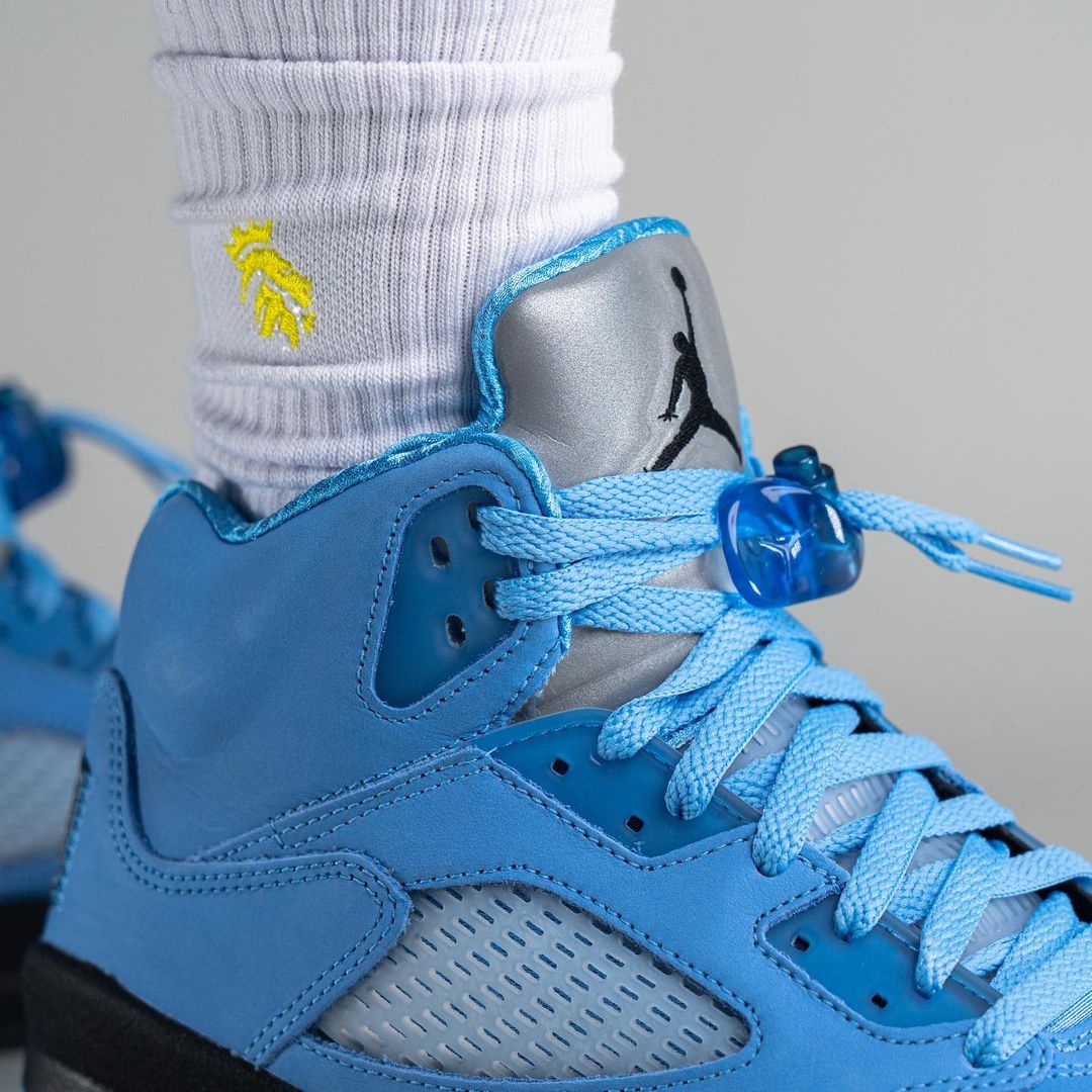 【国内 3/4 発売】ナイキ エア ジョーダン 5 レトロ “UNC/ユニバーシティブルー” (NIKE AIR JORDAN 5 RETRO “UNC/University Blue”) [DV1310-401]