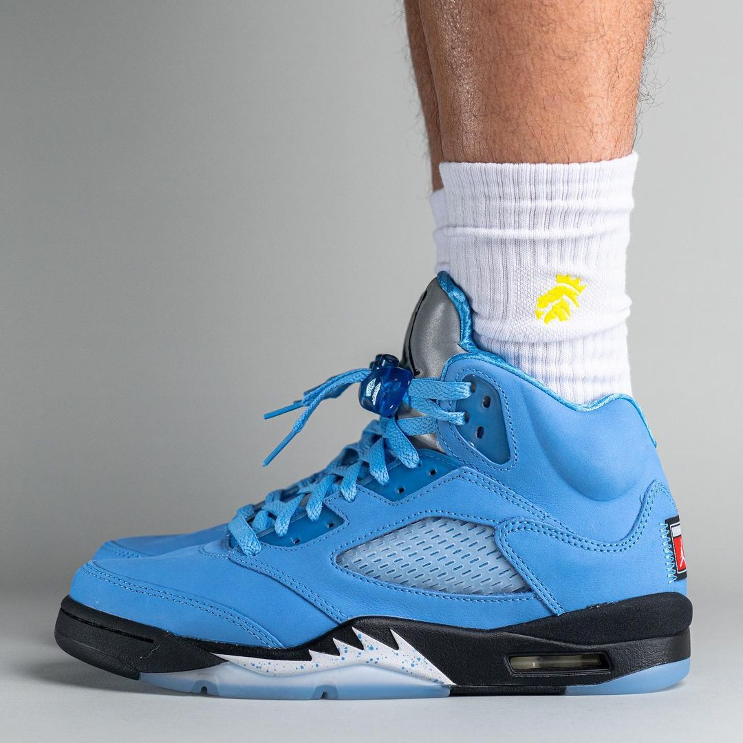 【国内 3/4 発売】ナイキ エア ジョーダン 5 レトロ “UNC/ユニバーシティブルー” (NIKE AIR JORDAN 5 RETRO “UNC/University Blue”) [DV1310-401]