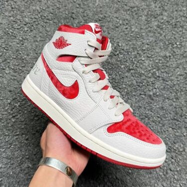 【国内 2/9 発売】ナイキ エア ジョーダン 1 ハイ ズーム “バレンタイン/ホワイト/レッド” (NIKE AIR JORDAN 1 HIGH ZOOM CMFT “Valentine Day 2023/White/Red”) [DV1304-106]