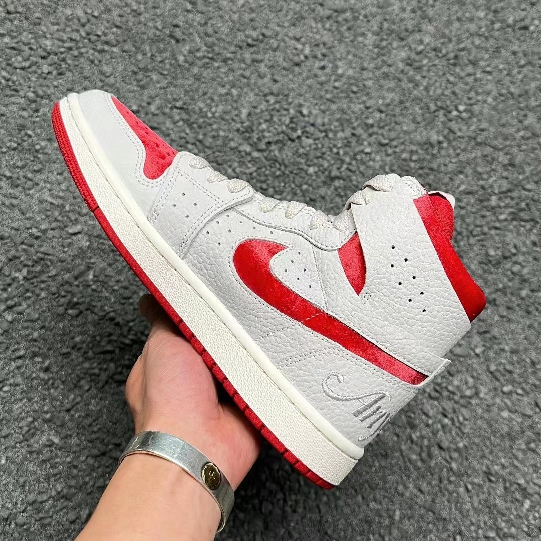 【国内 2/9 発売】ナイキ エア ジョーダン 1 ハイ ズーム “バレンタイン/ホワイト/レッド” (NIKE AIR JORDAN 1 HIGH ZOOM CMFT “Valentine Day 2023/White/Red”) [DV1304-106]