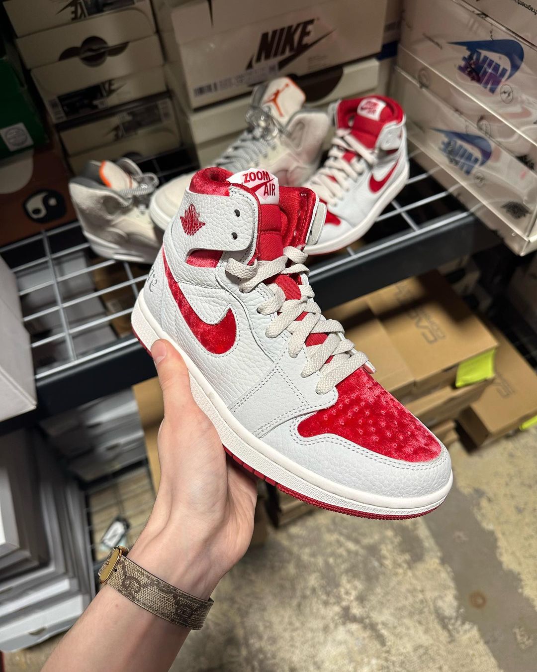 【国内 2/9 発売】ナイキ エア ジョーダン 1 ハイ ズーム “バレンタイン/ホワイト/レッド” (NIKE AIR JORDAN 1 HIGH ZOOM CMFT “Valentine Day 2023/White/Red”) [DV1304-106]