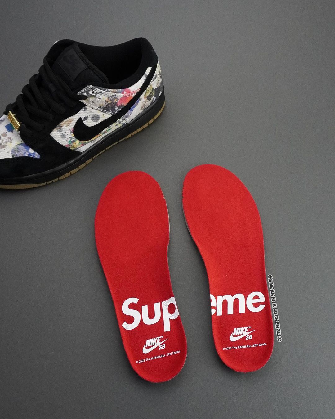 【国内 9/2 発売予定】シュプリーム × ナイキ SB ダンク ロー/ハイ “ラメルジー” (SUPREME NIKE SB DUNK LOW/HIGH 2023 “Rammellzee”) [FD8778-001/FD8779-100]