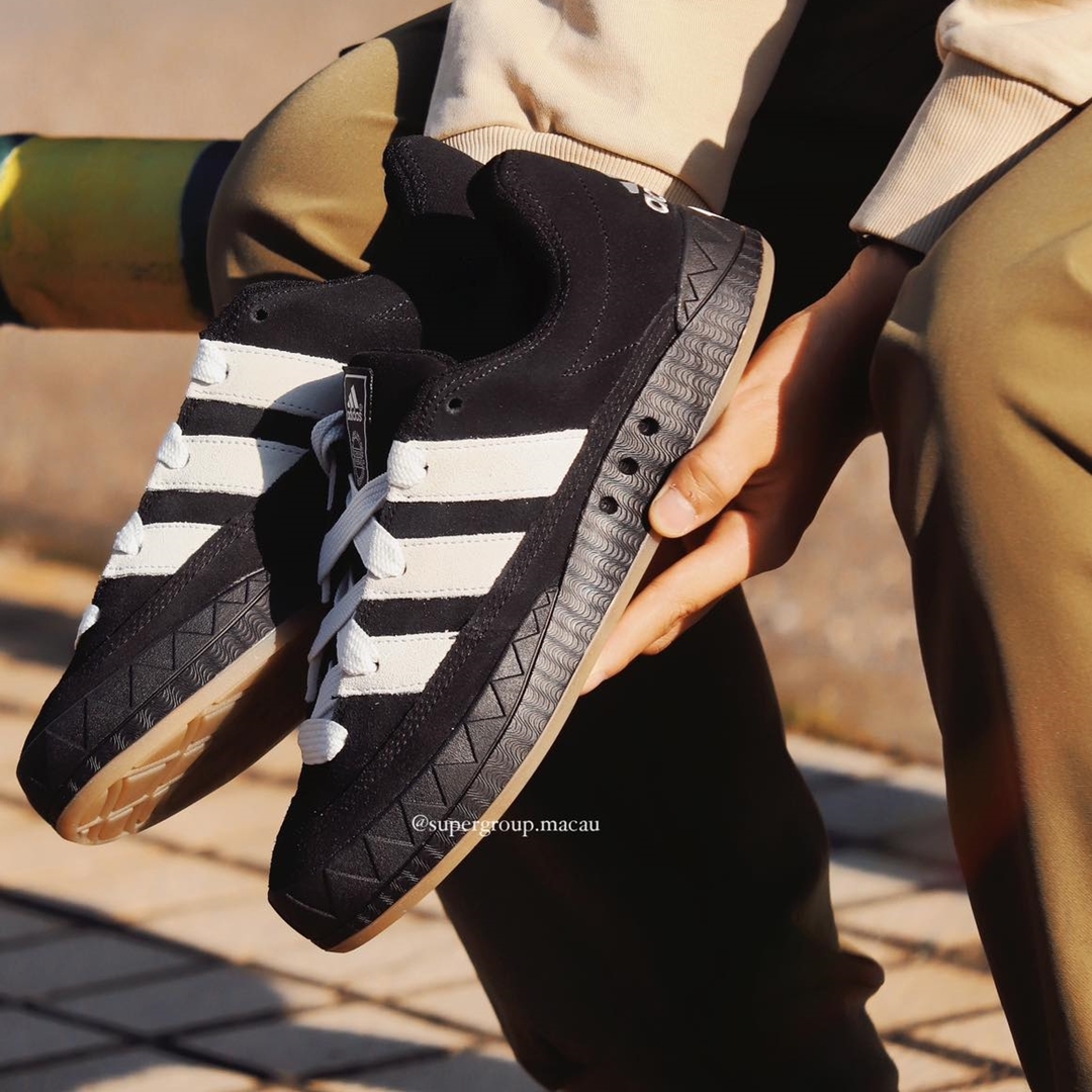 国内 3/18 発売】adidas Originals ADIMATIC “Core Black/White ...