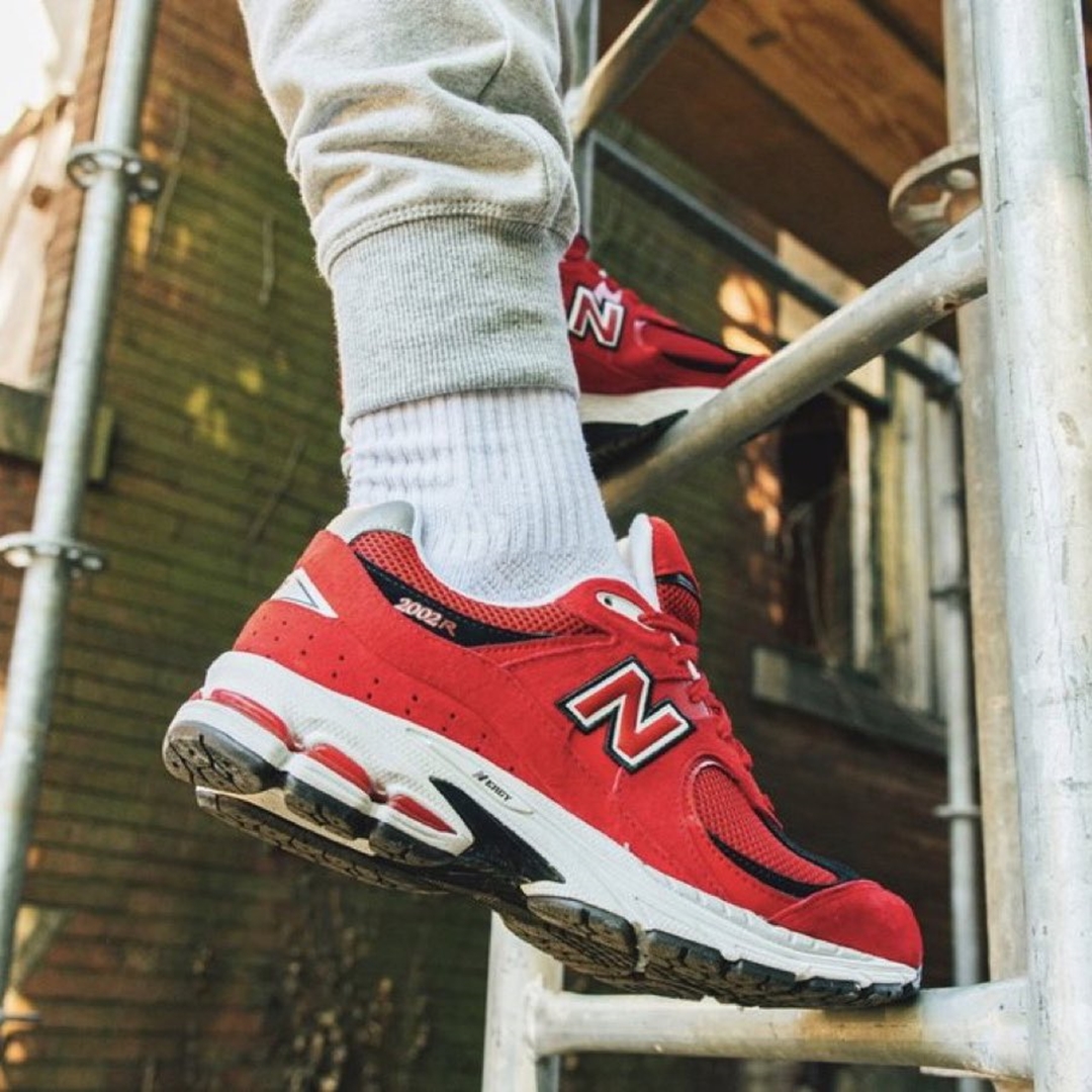 海外発売！New Balance M2002 RDR “Red” (ニューバランス)