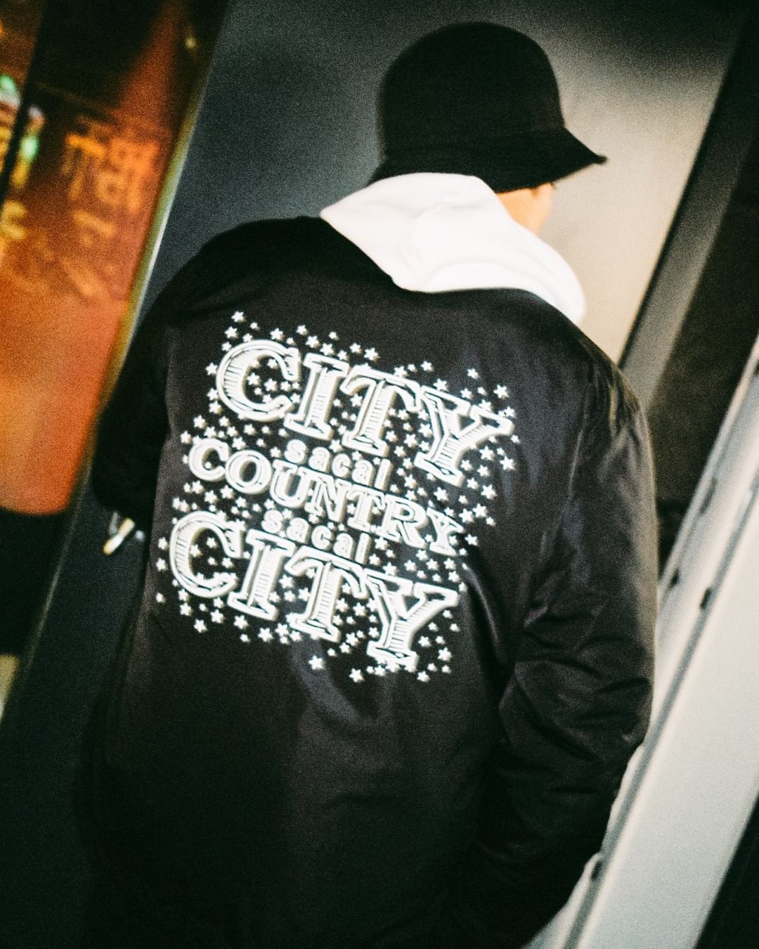 90年代ハウスミュージックのレコードジャケットからインスピレーションを受けたsacai & City Country Cityが1/27 発売 (サカイ)