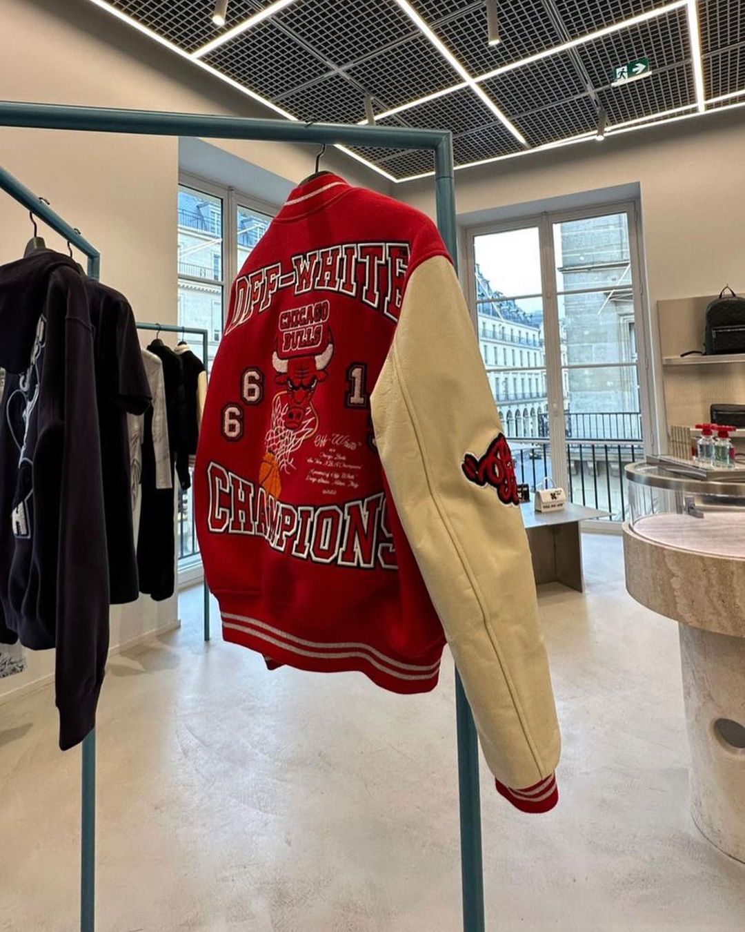 【海外 2/2 発売】OFF-WHITE × Chicago Bulls “Varsity jacket” (オフホワイト シカゴブルズ)