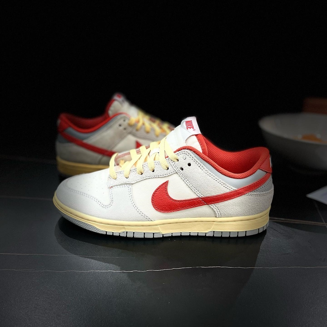 【国内 4/2 発売】ナイキ ダンク ロー 85 “アスレチックデパートメント/エイジドレッド” (NIKE DUNK LOW 85 “Athletic Department Dept/Aged Red”) [FJ5429-133]