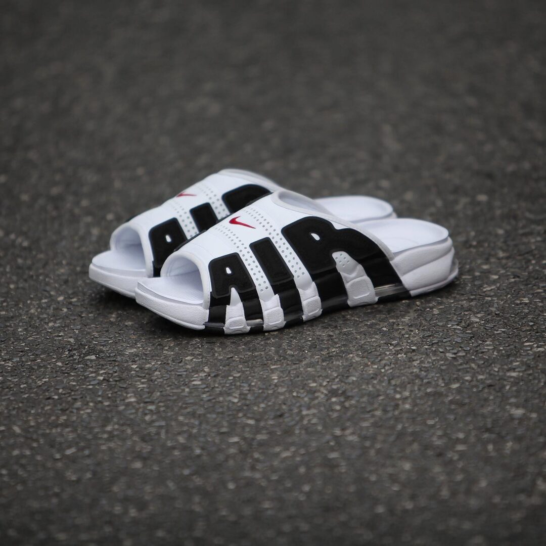 【国内 4/20 発売】ナイキ エア モア アップテンポ スライド “ホワイト/ブラック” (NIKE AIR MORE UPTEMPO SLIDE “White/Black”) [FB7818-100]