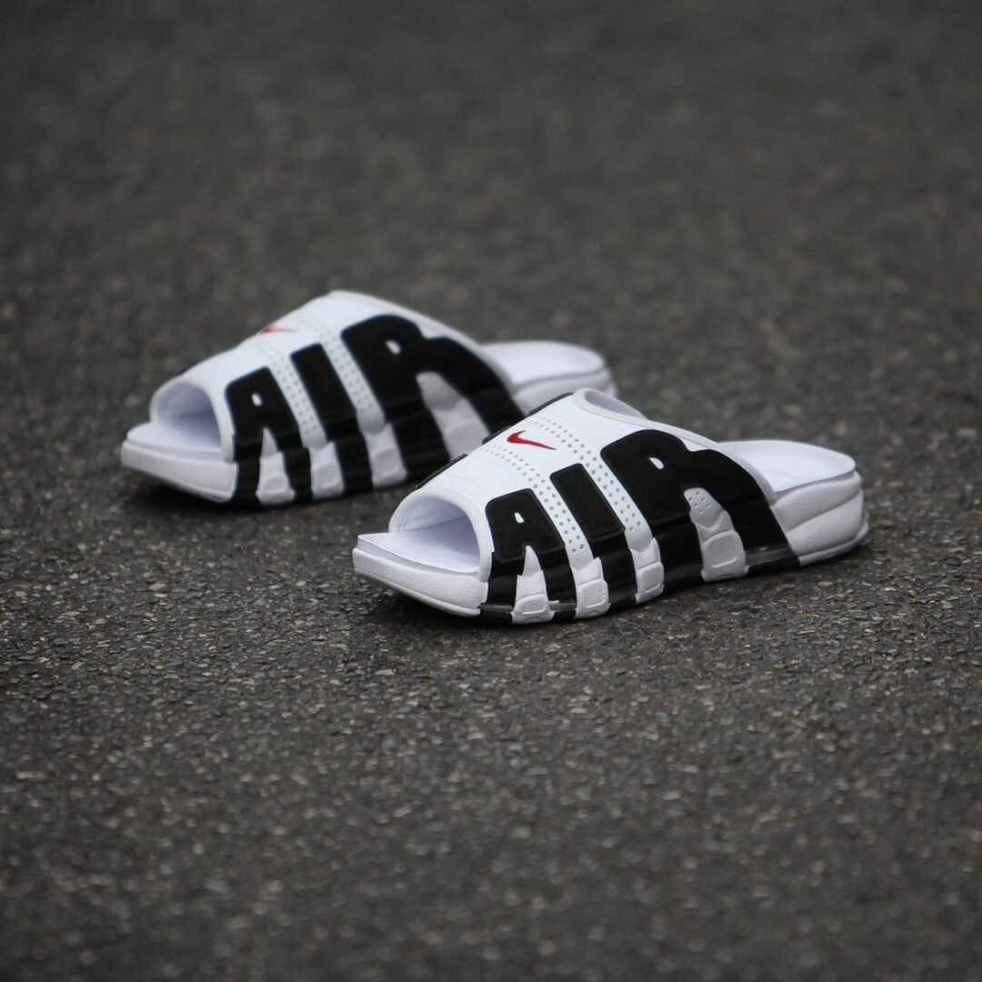 【国内 4/20 発売】ナイキ エア モア アップテンポ スライド “ホワイト/ブラック” (NIKE AIR MORE UPTEMPO SLIDE “White/Black”) [FB7818-100]