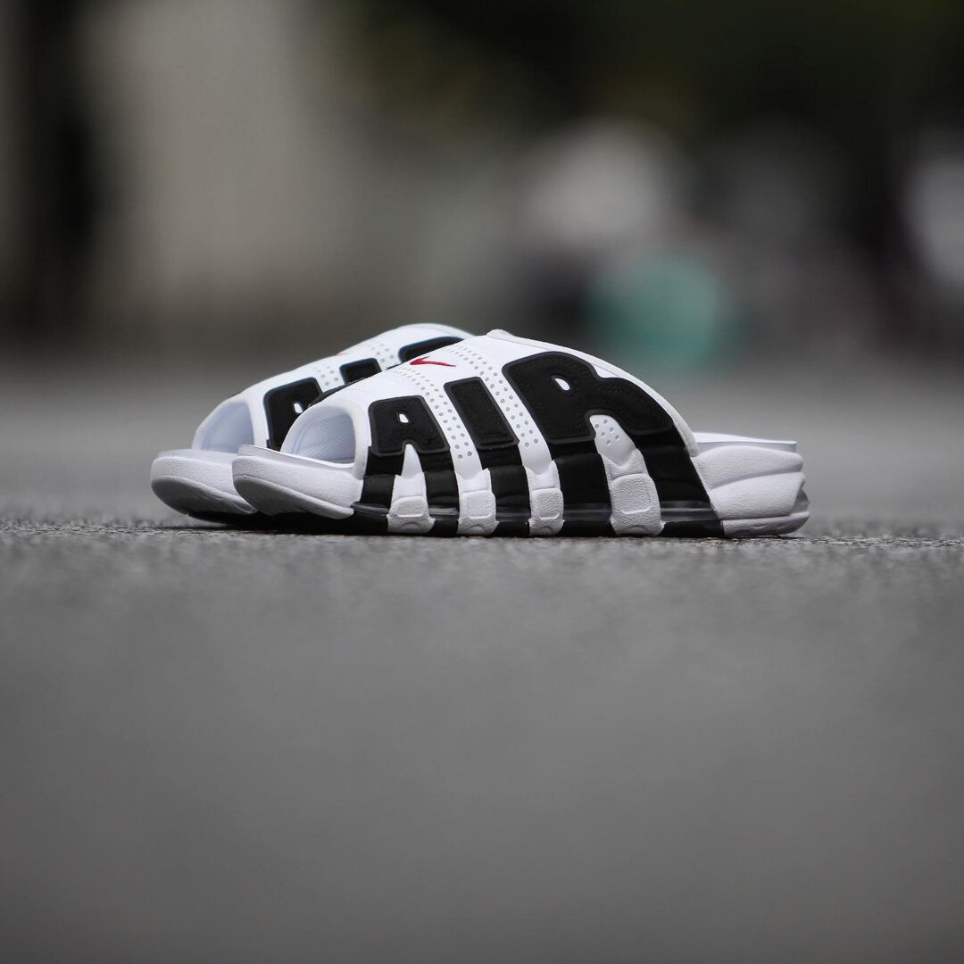 【国内 4/20 発売】ナイキ エア モア アップテンポ スライド “ホワイト/ブラック” (NIKE AIR MORE UPTEMPO SLIDE “White/Black”) [FB7818-100]