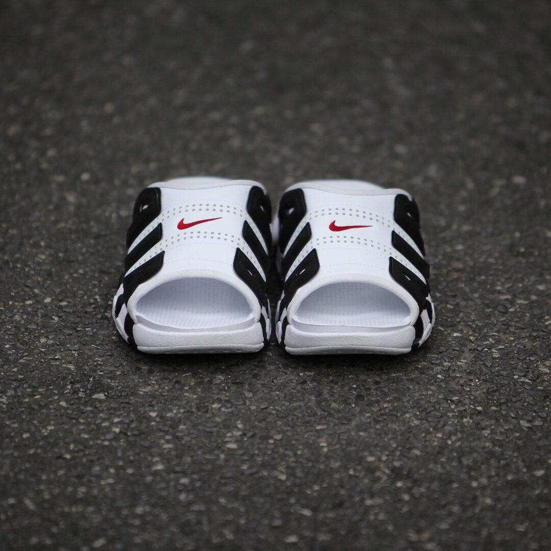 【国内 4/20 発売】ナイキ エア モア アップテンポ スライド “ホワイト/ブラック” (NIKE AIR MORE UPTEMPO SLIDE “White/Black”) [FB7818-100]