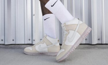 【国内 2/18 発売】ナイキ ダンク ハイ レトロ プレミアム EMB ”エンベデッド/クラックレザー” (NIKE DUNK HIGH RETRO PREMIUM EMB “Cracked Leather”) [DV0822-100]