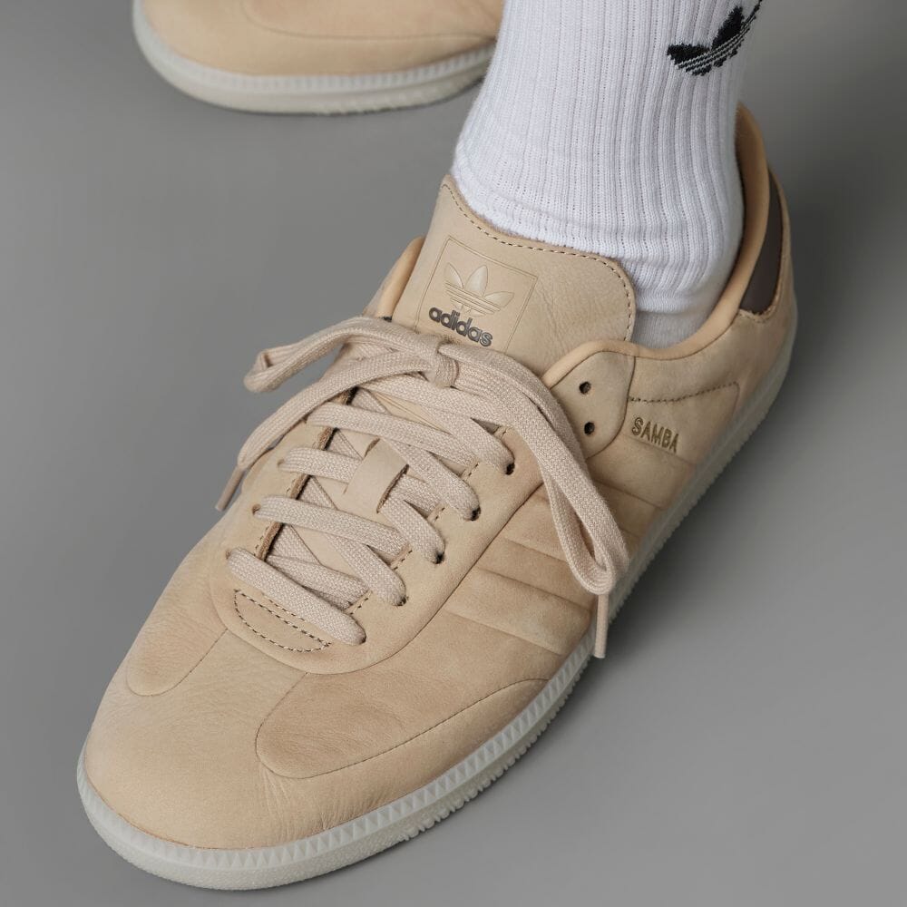 【国内 3/1 発売】アディダス オリジナルス サンバ “マジックベージュ/アースストレータ/アルミナ” (adidas Originals SAMBA “Magic Beige/Earth Straightener/Alumina”) [IG7600]