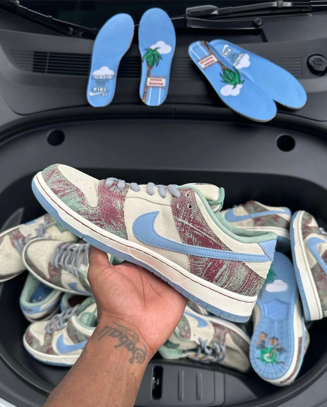 【国内 8/5 発売予定】クレンショースケートクラブ × ナイキ SB ダンク ロー (Crenshaw Skate Club NIKE SB DUNK LOW) [FN4193-100]