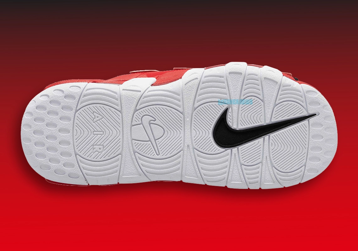 【2024年 3/13 発売】ナイキ エア モア アップテンポ スライド “ブルズ” (NIKE AIR MORE UPTEMPO SLIDE “Bulls”) [FJ6035-600/FJ6036-600]