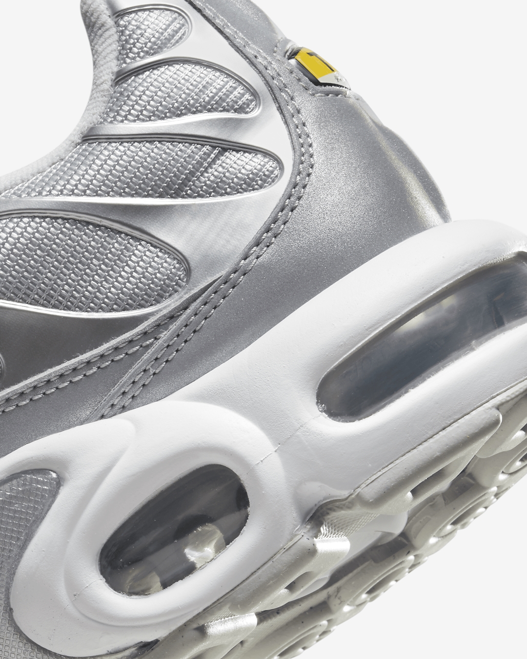 海外発売！ナイキ エア マックス プラス “メタリックシルバー/グレーフォグ” (NIKE AIR MAX PLUS “Metallic Silver/Grey Fog”) [FJ1012-095]