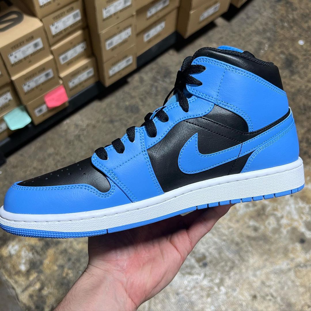 【国内 7/21 発売予定】ナイキ エア ジョーダン 1 ミッド “ユニバーシティブルー/ブラック” (NIKE AIR JORDAN 1 MID “University Blue/Black”) [DQ8426-401]