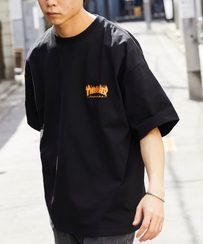 THRASHER × FREAK’S STORE 胸元に施されたフレイムロゴ刺繍TEE (スラッシャー フリークスストア)