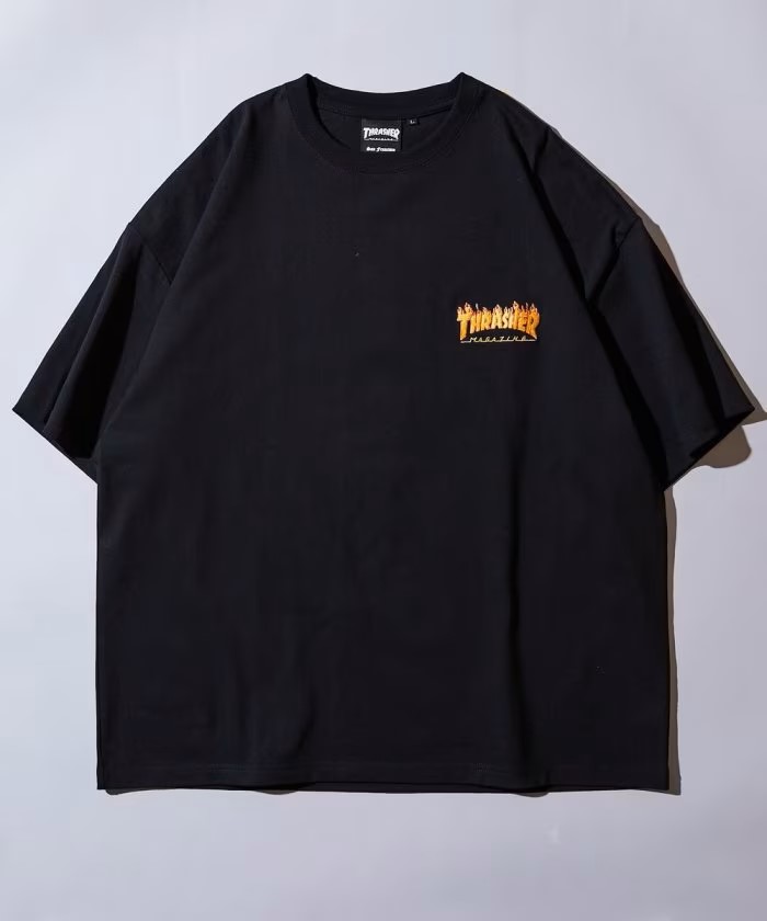 THRASHER × FREAK’S STORE 胸元に施されたフレイムロゴ刺繍TEE (スラッシャー フリークスストア)